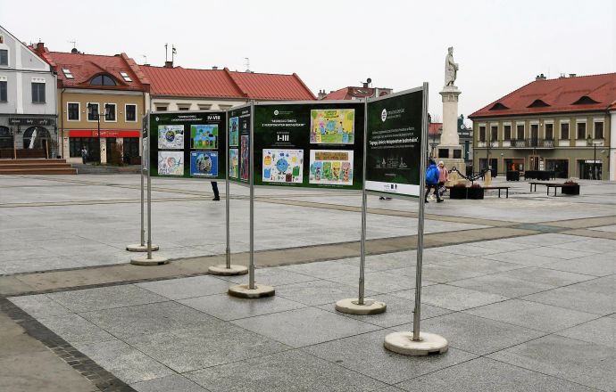 Segreguj śmieci z #ekopowiatem bocheńskim - wystawa na bocheńskim Rynku