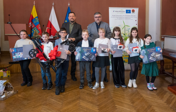 Wręczono nagrody w konkursie „Moje papierowe ozdoby świąteczne z makulatury – Eko Święta z #ekopowiatem bocheńskim”