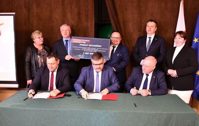Podpisanie umowy na realizację inwestycji w Gierczycach i Nieszkowicach Małych