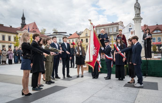 Ślubowanie pierwszoklasistów I LO na bocheńskim rynku