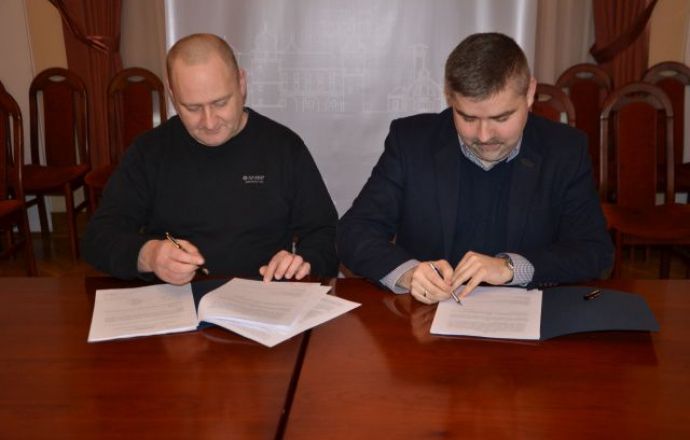 Szansa na rozwój-starosta podpisał umowę na realizację nowatorskiego projektu