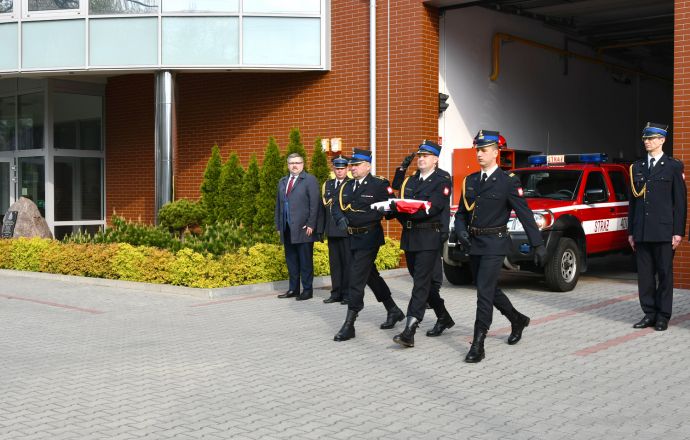 Uroczyste podniesienie flagi