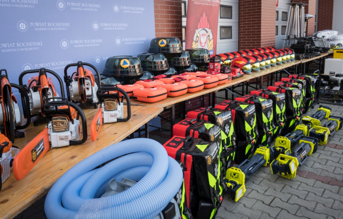 Blisko 7 mln zł dla służb w Powiecie Bocheńskim. Nowy sprzęt już gotowy do akcji