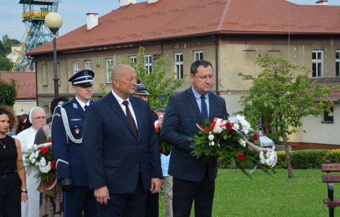 Złoenie kwiatów pod pomnikiem Okulickiego
