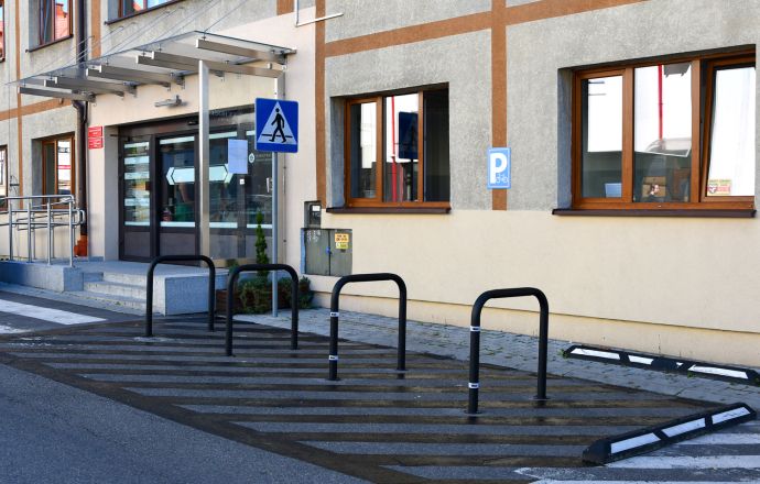 Stojaki na rowery przed bocheńskim starostwem