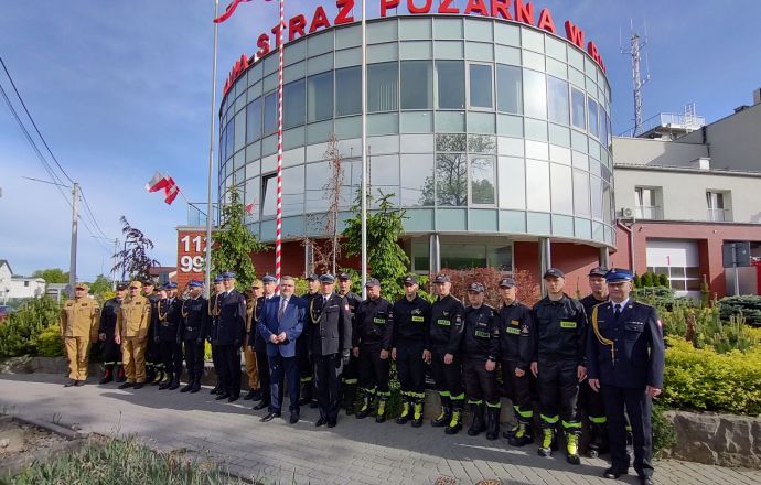 Uroczyste podniesienie flagi państwowej