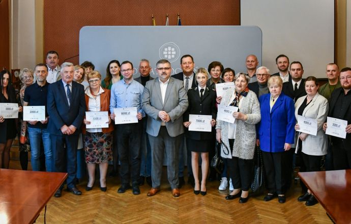 Przekazanie symbolicznych czeków 