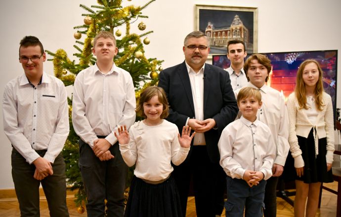 Dzieciaki z SOSW wspólnie ze starostą bocheńskim udekorowali świąteczne drzewko