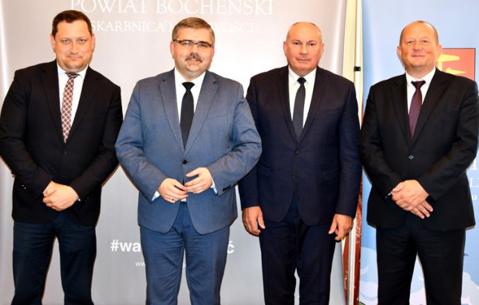 Umowa na boisko przy II LO podpisana