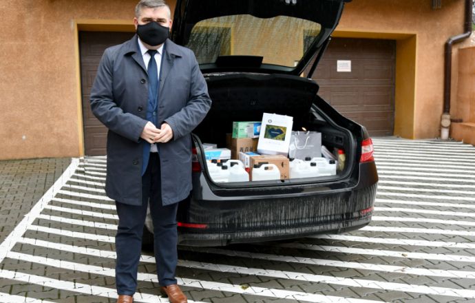 Adam Korta Starosta Bocheński przekazał dary siostrom Dominikankom z Białej Niżnej