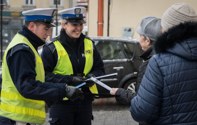 Bądź widoczny po zmroku - wspólna akcja bocheńskiej policji i starostwa powiatowego 