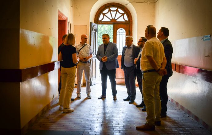 Zarząd Powiatu podczas wizyty gospodarczej w budynku Pogotowia