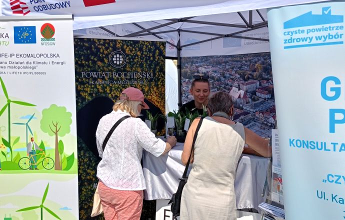 Lipiec z ekodoradczynią Starostwa Powiatowego w Bochni.