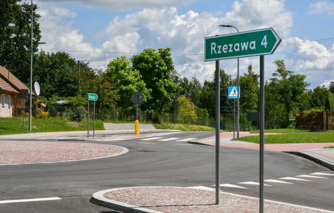 Zakończono budowę ronda na pograniczu Powiatu Bocheńskiego i Brzeskiego.