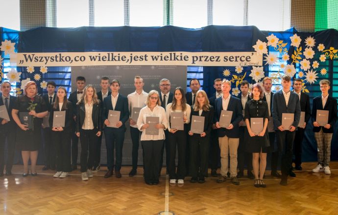 Starosta nagrodził uczniów i nauczycieli