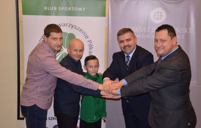 Młodzieżowe Stowarzyszenie Piłkarskie zagra w koszulkach z logiem powiatu