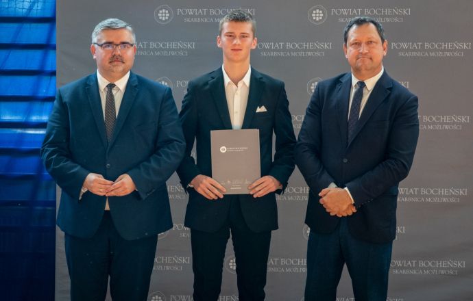 Antoni Kasperski otrzymuje stypendium Starosty Bocheńskiego