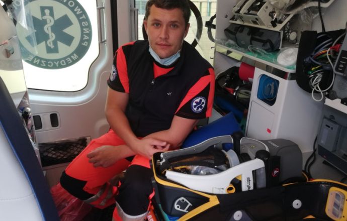 Urządzenie do uciskania klatki piersiowej już pracuje