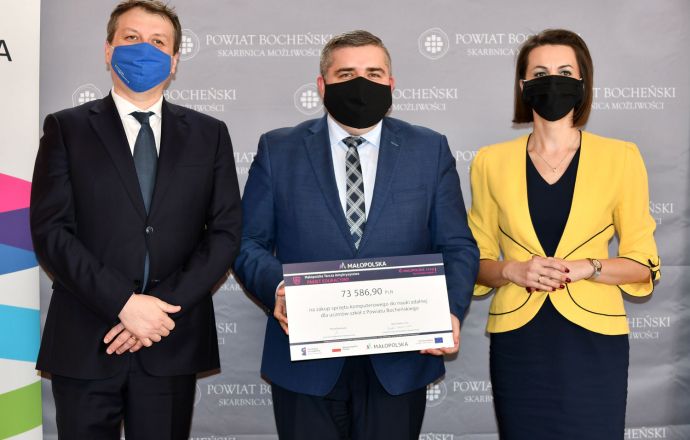 Wręczono promesy na zakup sprzętu do edukacji zdalnej dla uczniów z Powiatu Bocheńskiego