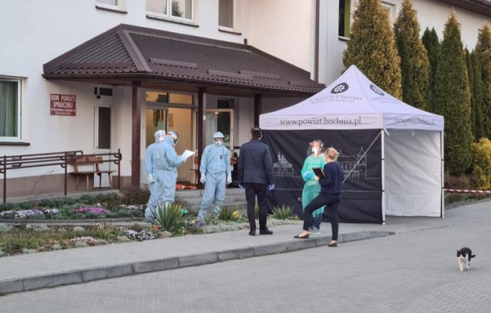 Coraz więcej wolontariuszy deklaruje pomoc w bocheńskim DPS- są wśród nich lekarze i wolontariusze