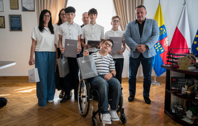 Na szczyt mimo barier. Niezwykły gest uczniów z Drwini