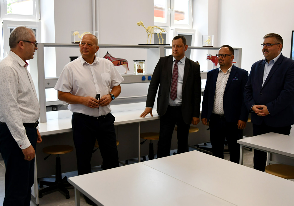 Zarząd Powiatu z wizytą w pracowni weterynaryjnej przy ZS nr 3 